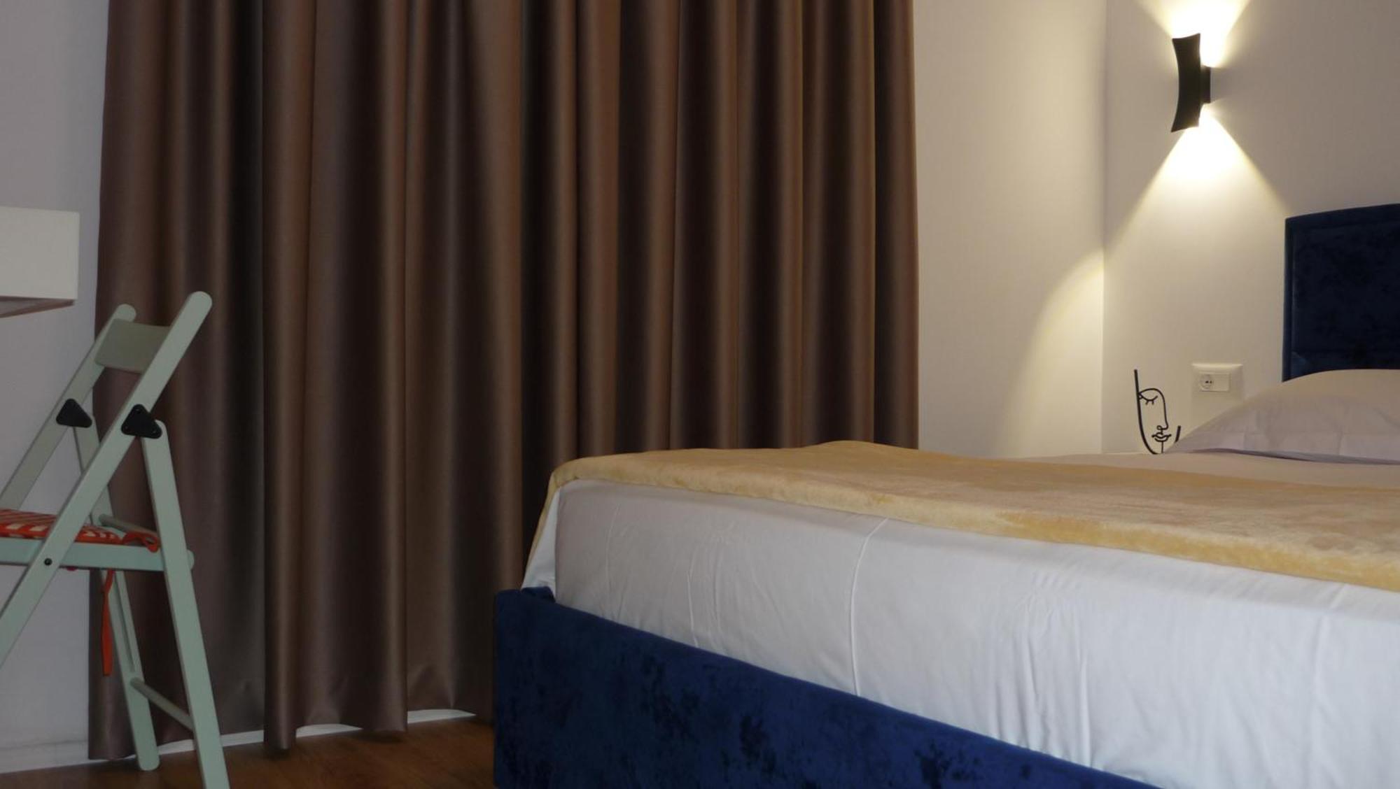 New Boulevard Hotel *